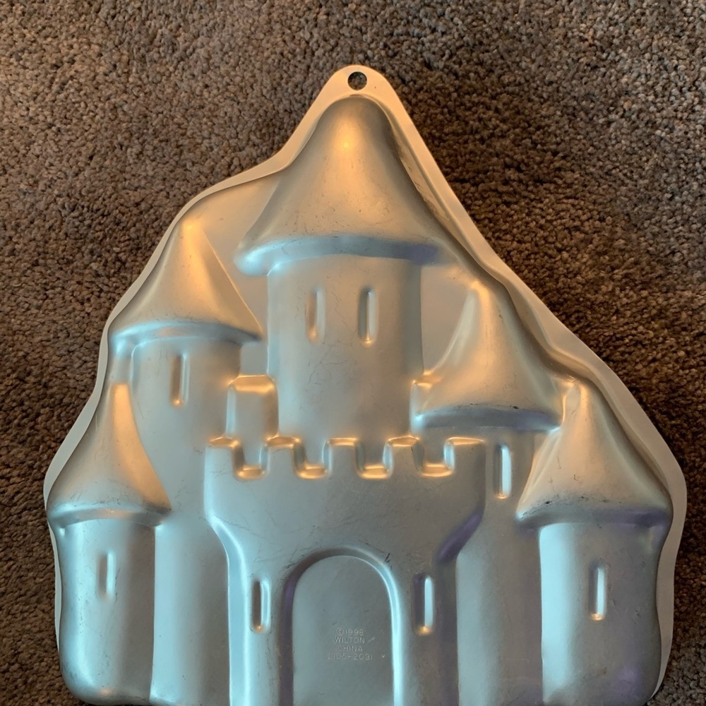 Wilton ENCHANTED CASTLE CAKE PAN. Takes a 2-layer mix. Good condition.